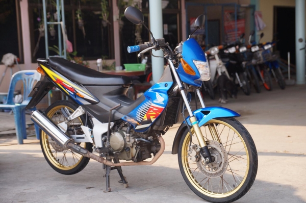 ขาย HONDA SONIC 125 ปี 45 เครื่องเดิม ๆ ดีมาก ไม่หอน ไม่ดัง เครื่องแน่น เจ้าของไม่ค่อยได้ใช้ กล้ารับประกันได้เลย ครับ รถสวย สะอาด สภาพตามรูป ทะเบียนพร้อมโอน เอกสารครบ