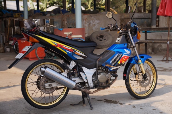 ขาย HONDA SONIC 125 ปี 45 เครื่องเดิม ๆ ดีมาก ไม่หอน ไม่ดัง เครื่องแน่น เจ้าของไม่ค่อยได้ใช้ กล้ารับประกันได้เลย ครับ รถสวย สะอาด สภาพตามรูป ทะเบียนพร้อมโอน เอกสารครบ