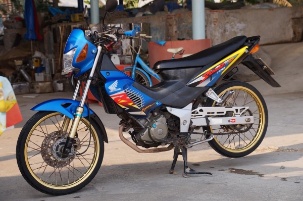 ขาย HONDA SONIC 125 ปี 45 เครื่องเดิม ๆ ดีมาก ไม่หอน ไม่ดัง เครื่องแน่น เจ้าของไม่ค่อยได้ใช้ กล้ารับประกันได้เลย ครับ รถสวย สะอาด สภาพตามรูป ทะเบียนพร้อมโอน เอกสารครบ