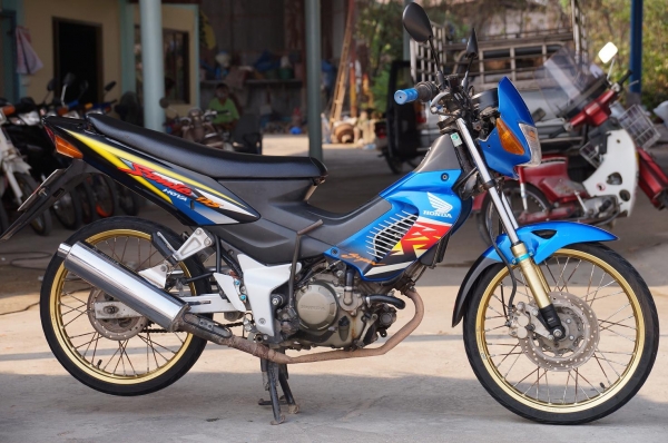 ขาย HONDA SONIC 125 ปี 45 เครื่องเดิม ๆ ดีมาก ไม่หอน ไม่ดัง เครื่องแน่น เจ้าของไม่ค่อยได้ใช้ กล้ารับประกันได้เลย ครับ รถสวย สะอาด สภาพตามรูป ทะเบียนพร้อมโอน เอกสารครบ