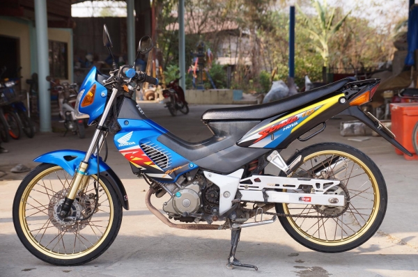 ขาย HONDA SONIC 125 ปี 45 เครื่องเดิม ๆ ดีมาก ไม่หอน ไม่ดัง เครื่องแน่น เจ้าของไม่ค่อยได้ใช้ กล้ารับประกันได้เลย ครับ รถสวย สะอาด สภาพตามรูป ทะเบียนพร้อมโอน เอกสารครบ