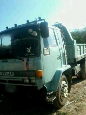 รถอีซูซุ 6 ล้อดั้ม  FTR  195 แรงม้า. ปี 39  สนใจติดต่อ 081 - 6079515