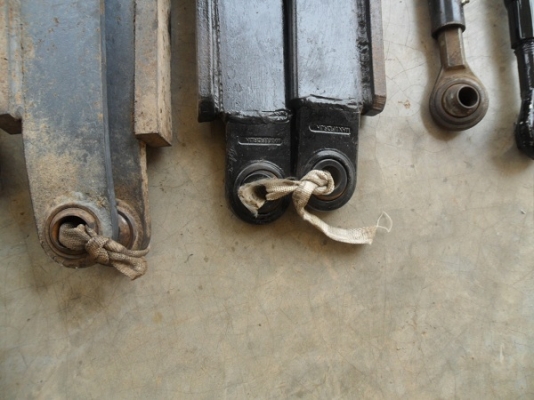 ขาย ชุดแขนข้างมีเกลียวปรับตั้ง+แขนลาก(แขนแบน)+แขนกลาง เก่านอกสภาพสวยมากดามใต้แขนมาเรียบร้อย คู่ละ6,000บาท.