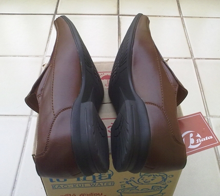 รองเท้าหนังแท้ สีน้ำตาล (BATA เบอร์ 6) เทียบขนาด 8us/41eur/26.5ซม. รองเท้าหนังแท้ สีน้ำตาล (BATA เบอร์ 6) เทียบขนาด 8us/41eur/26.5ซม.
