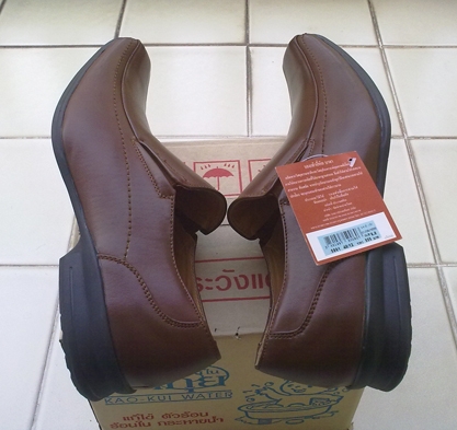 รองเท้าหนังแท้ สีน้ำตาล (BATA เบอร์ 6) เทียบขนาด 8us/41eur/26.5ซม. รองเท้าหนังแท้ สีน้ำตาล (BATA เบอร์ 6) เทียบขนาด 8us/41eur/26.5ซม.