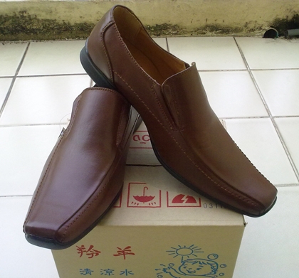 รองเท้าหนังแท้ สีน้ำตาล (BATA เบอร์ 6) เทียบขนาด 8us/41eur/26.5ซม. รองเท้าหนังแท้ สีน้ำตาล (BATA เบอร์ 6) เทียบขนาด 8us/41eur/26.5ซม.