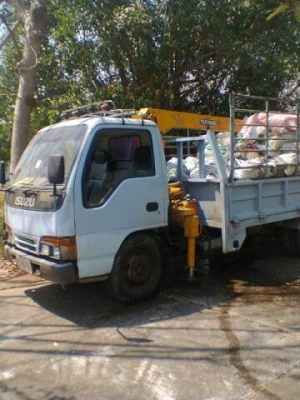 หกล้อ ISUZU NKR รถปี 39 เครื่องยนต์ 110 แรงม้า ติดเครนทาดาโน่ ๓ ตัน ลดราคาพิเศษ 440,000 บาท.