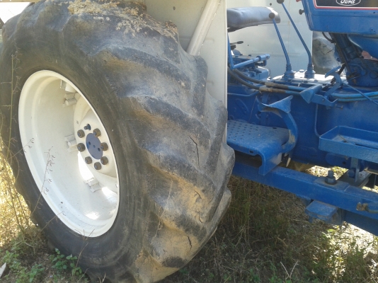 FORD 6600 รถพร้อมใช้งาน เอกสารเล่มทะเบียน อุปกรณ์ 2 ชิ้น จัดได้ 200000  ราคาต่อรองได้ 087-2976734