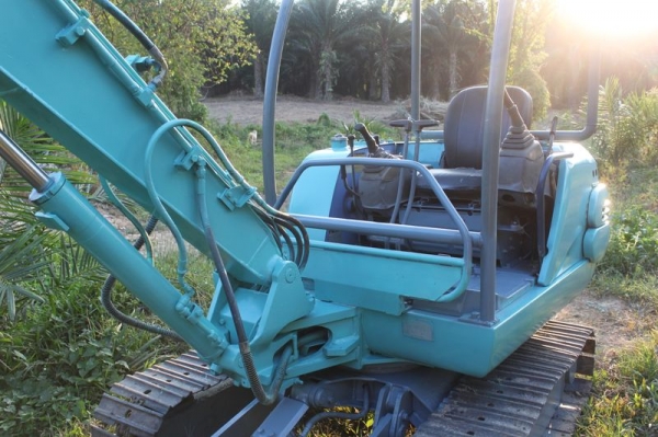 ขายรถขุด ขนาด 30  มี่ที่คีบ ปั้มนิ้ว พร้อมใช้