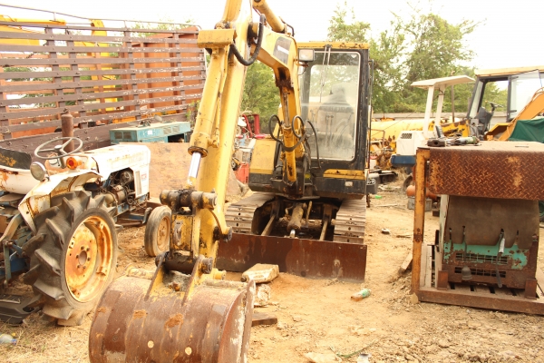 ขาย รถแบคโฮ ขนาดเล็ก KOMATSU PC 30-1 พร้อมตู้เก๋ง ดีเซล 3สูบ ราคา 198,000 บาท ขาย รถแบคโฮ ขนาดเล็ก KOMATSU PC 30-1 พร้อมตู้เก๋ง ดีเซล 3สูบ ราคา 198,000 บาท