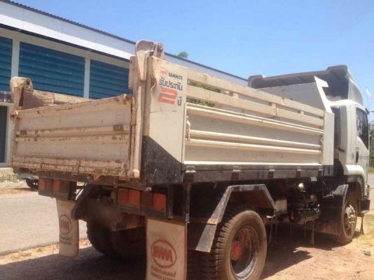 รถอีซูซุ 6 ล้อดั้ม 240 แรงม้า. ปี 54 ( รถวิ่ง 6x,xxx กม. )  สนใจติดต่อ 081 - 6079515