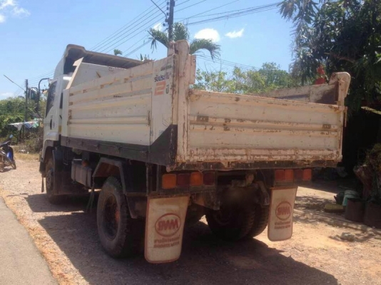 รถอีซูซุ 6 ล้อดั้ม 240 แรงม้า. ปี 54 ( รถวิ่ง 6x,xxx กม. )  สนใจติดต่อ 081 - 6079515