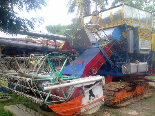 ขายรถเกี่ยวข้าวอุ้มบางไทรการช่างเช็คปั้มและมอเตอร์แล้ว390000บาท