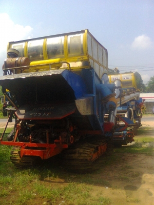 ขายรถเกี่ยวข้าวอุ้มบางไทรการช่างเช็คปั้มและมอเตอร์แล้ว390000บาท