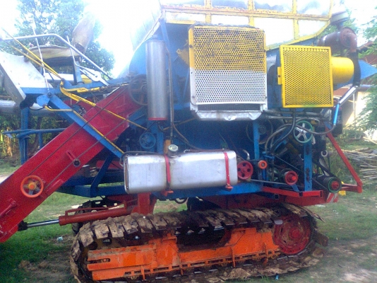 ขายรถเกี่ยวข้าวอุ้มบางไทรการช่างเช็คปั้มและมอเตอร์แล้ว390000บาท