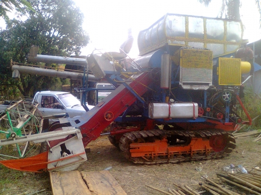 ขายรถเกี่ยวข้าวอุ้มบางไทรการช่างเช็คปั้มและมอเตอร์แล้ว390000บาท