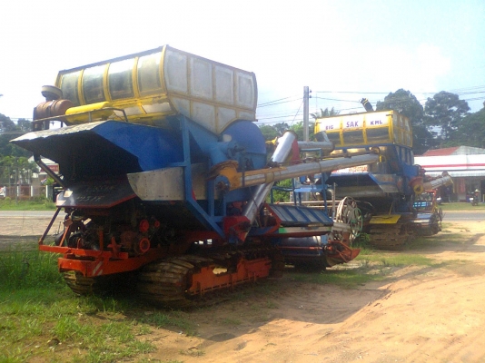 ขายรถเกี่ยวข้าวอุ้มบางไทรการช่างเช็คปั้มและมอเตอร์แล้ว390000บาท