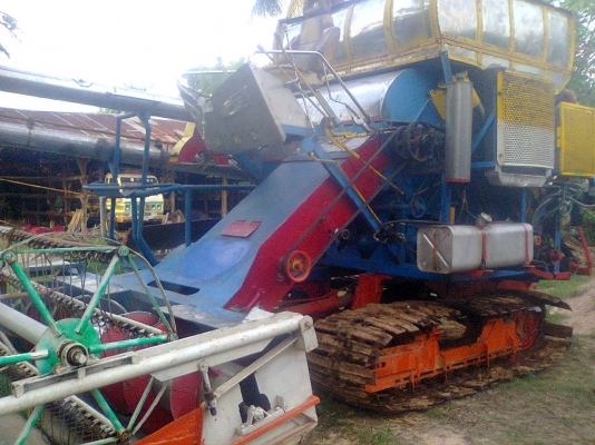 ขายรถเกี่ยวข้าวอุ้มบางไทรการช่างเช็คปั้มและมอเตอร์แล้ว390000บาท