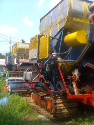 ขายรถเกี่ยวข้าวอุ้มบางไทรการช่างเช็คปั้มและมอเตอร์แล้ว390000บาท