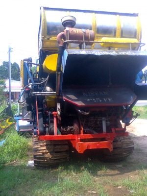 ขายรถเกี่ยวข้าวอุ้มบางไทรการช่างเช็คปั้มและมอเตอร์แล้ว390000บาท