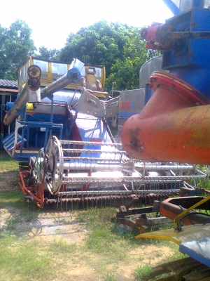 ขายรถเกี่ยวข้าวอุ้มบางไทรการช่างเช็คปั้มและมอเตอร์แล้ว390000บาท