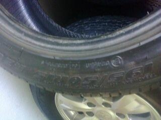 เศษยางดีสโตน195 50R15ปี13ดอกเต็มเท่าของใหม่ๆ1เส้น