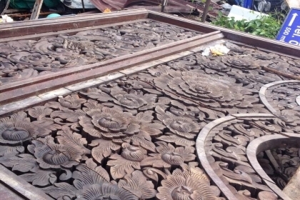 ไม้แกะสลักงานอลังการขายไม้เเกะสลัก รื้อมาจาก รร ลาย ดอก ไม้เเดงเก่า ใหญ่มากสวยสุดๆครับ ขนาด ก*ย 250*350 หนา 6นิ้ว มี4 ชุดสุดท้ายคับ รื้อมาจาก โรงแรมครับหายากมากครับงานระดับครับสนใจสอบถามได้ครับ