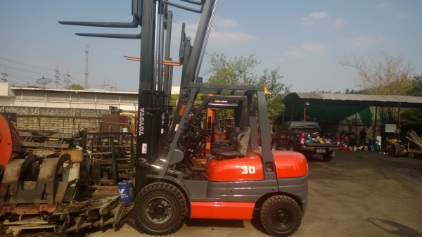 รถยกโตโยต้ารุ่น 6 น้ำหนักยก 3 ตัน เสาสูง 3 เมตร เครื่องดีเซล เกียร์ธรรมดา