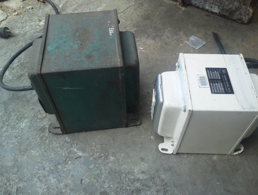 หม้อแปลงไฟ เข้า220 V. ออก 110 V. หรือ ใช้เพิ่มแรงดันจากที่จะอับขึ้นได้ ที่หนึ่งเฟสขนาด 1.5 K VA. หรือ 13.6 A. หม้อแปลงไฟ เข้า220 V. ออก 110 V. หรือ ใช้เพิ่มแรงดันจากที่จะอับขึ้นได้ ที่หนึ่งเฟสขนาด 1.5 K VA. หรือ 13.6 A.