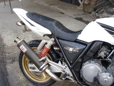 ต้องการขาย CB400 ปี 94 ครับ เครื่องดีเงียบไม่มีปัญหาขับกลับบ้านได้เลย ท่อคาร์บอนเสียงมันๆครับ ยางหน้าใหม่เพิ่งเปลี่ยน ยางหลังยังเหลืออีกเยอะใช้ได้อีกนานครับ เครื่องเงียบเดินเบารอบพันต้นๆไม่มีเยิ่ม สภาพสีขาวดำเดิมๆญี่ปุ่น สนใจโทรมา 0871645903 ราคาคุยกันขาย