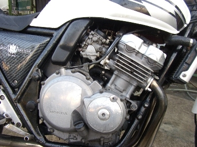 ต้องการขาย CB400 ปี 94 ครับ เครื่องดีเงียบไม่มีปัญหาขับกลับบ้านได้เลย ท่อคาร์บอนเสียงมันๆครับ ยางหน้าใหม่เพิ่งเปลี่ยน ยางหลังยังเหลืออีกเยอะใช้ได้อีกนานครับ เครื่องเงียบเดินเบารอบพันต้นๆไม่มีเยิ่ม สภาพสีขาวดำเดิมๆญี่ปุ่น สนใจโทรมา 0871645903 ราคาคุยกันขาย