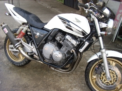 ต้องการขาย CB400 ปี 94 ครับ เครื่องดีเงียบไม่มีปัญหาขับกลับบ้านได้เลย ท่อคาร์บอนเสียงมันๆครับ ยางหน้าใหม่เพิ่งเปลี่ยน ยางหลังยังเหลืออีกเยอะใช้ได้อีกนานครับ เครื่องเงียบเดินเบารอบพันต้นๆไม่มีเยิ่ม สภาพสีขาวดำเดิมๆญี่ปุ่น สนใจโทรมา 0871645903 ราคาคุยกันขาย