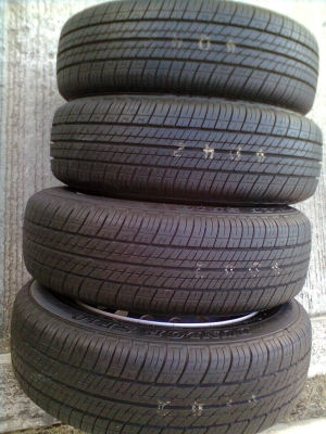 ปรับราคาใหม่ขายยางป้ายแตงใหม่ๆ dunlopยางปี 4312 ขนาด 175/65R14 พร้อมกะทะเหล็ก  1 ชุด