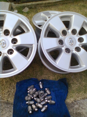 ขายแม็ก toyota 6 รู  ขอบ 15   4วง พร้อมน๊อต 24 ตัว