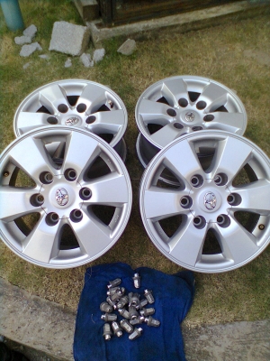 ขายแม็ก toyota 6 รู  ขอบ 15   4วง พร้อมน๊อต 24 ตัว