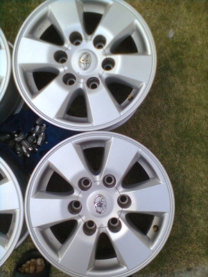 ขายแม็ก toyota 6 รู  ขอบ 15   4วง พร้อมน๊อต 24 ตัว