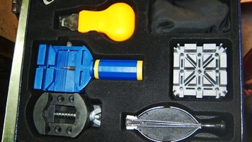 ชุดเครื่องมือซ่อมนาฬิกาอย่างดี ครบเซต 20 ชิ้น สำหรับงานซ่อมนาฬิกาข้อมือโดยเฉพาะ  สามารถเปิดร้านขนาดย่อมๆหรือมีไว้ติดบ้านได้เป็นอย่างดี