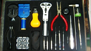 ชุดเครื่องมือซ่อมนาฬิกาอย่างดี ครบเซต 20 ชิ้น สำหรับงานซ่อมนาฬิกาข้อมือโดยเฉพาะ  สามารถเปิดร้านขนาดย่อมๆหรือมีไว้ติดบ้านได้เป็นอย่างดี