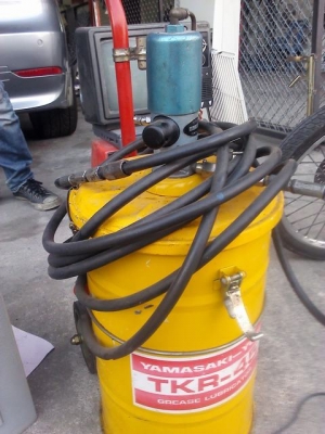 เครื่องอัดจารบี แบบใช้ลมมีถังเก็บจารบีให้พร้อมสภาพสวย ผ่านการใช้งานมาน้อย (มี 2 ตัว)