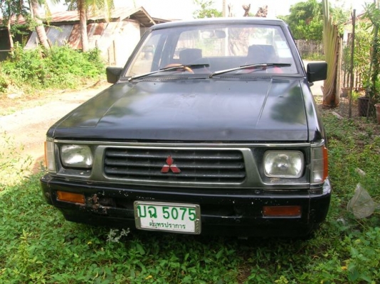 (รูปแทนL200สีขาวปี91) ตัวจิงยังไม่ได้ถ่าย พอดีว่ารถอยู่ไกลบ้านผม แต่ผมเคยเห็นรถแล้วเขาโทมาบอกขายให้  รถเครื่องดีคัสซีสวย แต่ตัวถังไม่สวย พร้อมเข้าป่า รถอยู่แถวๆคลองแปดธัญะบุรี(ทะเบียนขาดปี49)