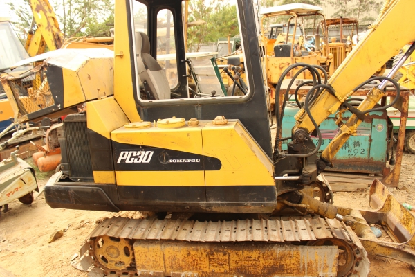 ขาย รถแบคโฮ ขนาดเล็ก KOMATSU PC 30-1 พร้อมตู้เก๋ง ดีเซล 3สูบ ราคา 198,000 บาท