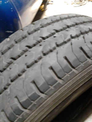 215R14 MICHELIN XCD ยางรถกระบะบรรทุก มี 2 เส้นครับ ติดต่อโทร.081-427-3941