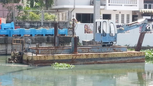 โป๊ะพร้อมแบคโฮ ขุดคลองใช้เครื่องยนตร์ คัมมิ้น 6สูบ พร้อมใช้งาน