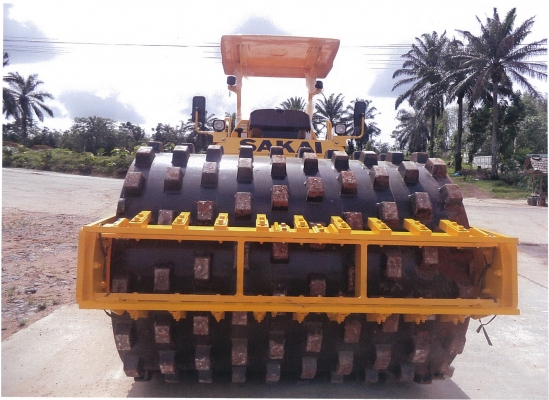 รถบดสั่นสะเทือนล้อหนามหุ้มเรียบ SAKAI รุ่น SV520DF