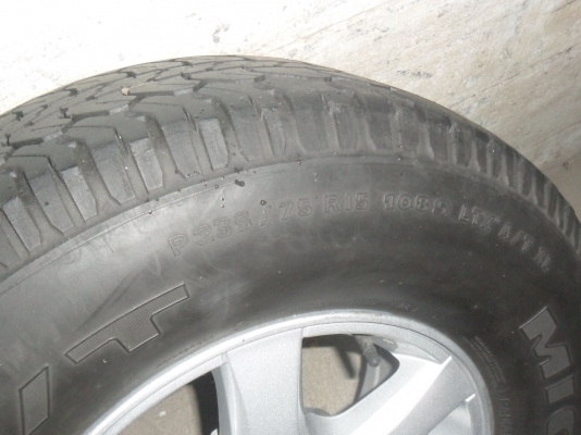 ล้อแม็ก 15นิ้ว 6รู อีซูซุ ยาง235/75R15 สวยๆ 4 ล้อ ราคา 6300 บาท