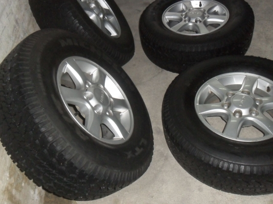 ล้อแม็ก 15นิ้ว 6รู อีซูซุ ยาง235/75R15 สวยๆ 4 ล้อ ราคา 6300 บาท