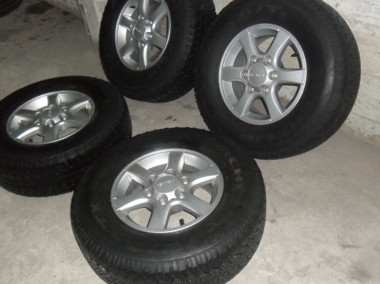 ล้อแม็ก 15นิ้ว 6รู อีซูซุ ยาง235/75R15 สวยๆ 4 ล้อ ราคา 6300 บาท