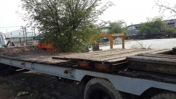 หัวลากพร้อมหาง โลเบส