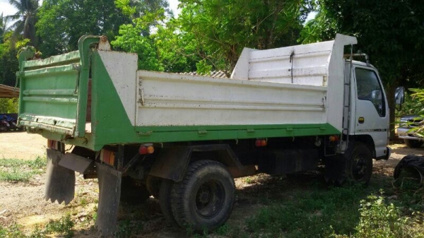 รถอีซูซุ 6 ล้อดั้ม 130 แรงม้า. ปี 50 สนใจติดต่อ 081 - 6079515 รถอีซูซุ 6 ล้อดั้ม 130 แรงม้า. ปี 50 สนใจติดต่อ 081 - 6079515