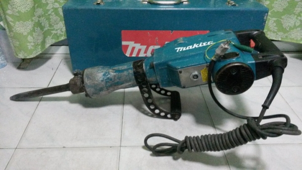 เครื่องสกัดคอนกรีตไฟฟ้า มากิต้า hm1306 สภาพพร้อมใช้งานครับ เครื่องสกัดคอนกรีตไฟฟ้า มากิต้า hm1306 สภาพพร้อมใช้งานครับ